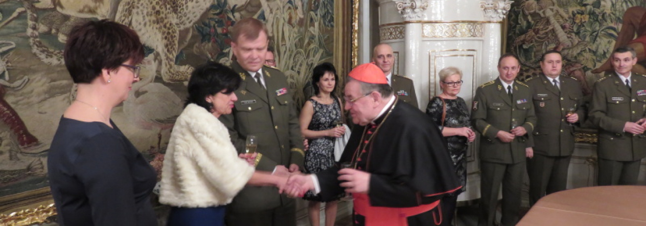 Kardinál Duka se zdraví s hosty adventního setkání