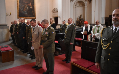 Příchod vojenských kaplanů na začátku bohoslužby vyslání.