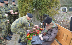 Náčelník Vojenské policie pokládá květinu na hrob.