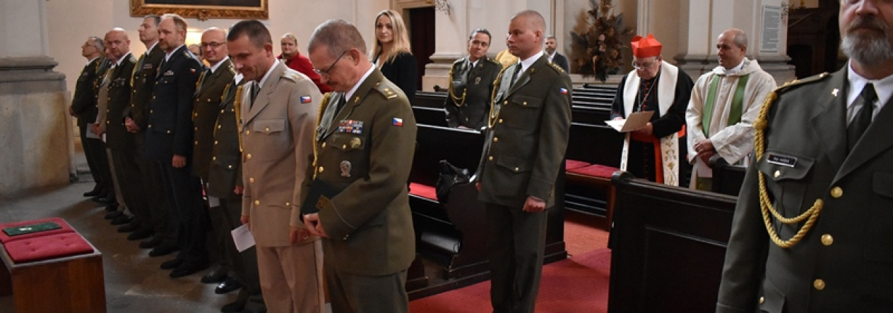 Příchod vojenských kaplanů na začátku bohoslužby vyslání.