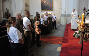 Modlitba vojenského kaplana Petra Fialy za poutníky.