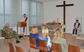 Bohoslužba se žehnáním adventních věnců ve vojenské kapli ve Vyškově.