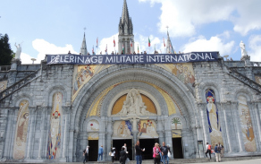 Růžencová bazilika upozorňovala i ostatní návštěvníky Lurd na mezinárodní vojenskou pouť.