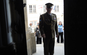 Vojenský kaplan Miloslav Kloubek zahajuje Noc kostelů otevřením dveří kostela.